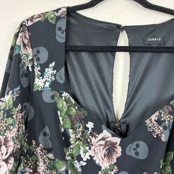 Torrid Peplum Crepe Sweetheart Neck Top Skull Floral Size 1X Whimsigoth - Picture 3 of 11